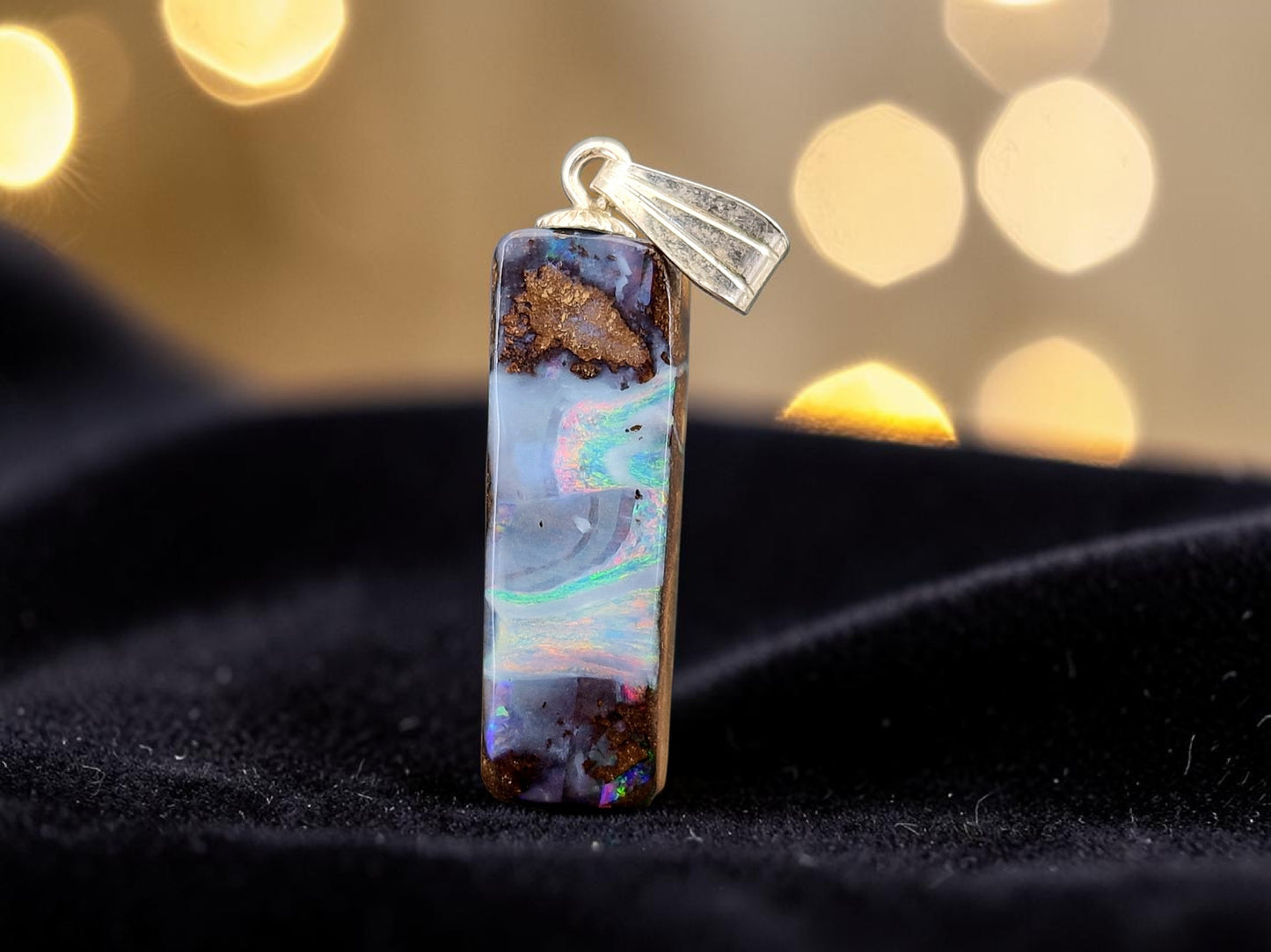 LeoLars-PABE Boulder Opal Picture Stone Anhänger mit 925er Silber Stiftöse, Nebel mit mehrfarbigem pastellfarbenem Opalfeuer, Anhängermaße: 26,2mm x 7,9mm x 5,1mm, Unikat, Handgeschliffen