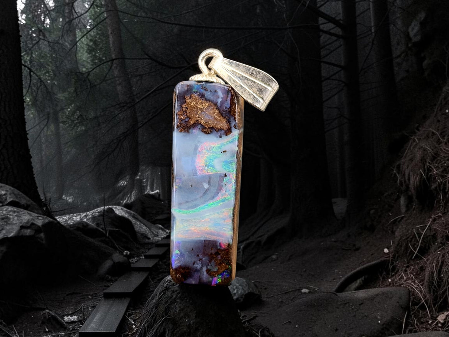 LeoLars-PABE Boulder Opal Picture Stone Anhänger mit 925er Silber Stiftöse, Nebel mit mehrfarbigem pastellfarbenem Opalfeuer, Anhängermaße: 26,2mm x 7,9mm x 5,1mm, Unikat, Handgeschliffen