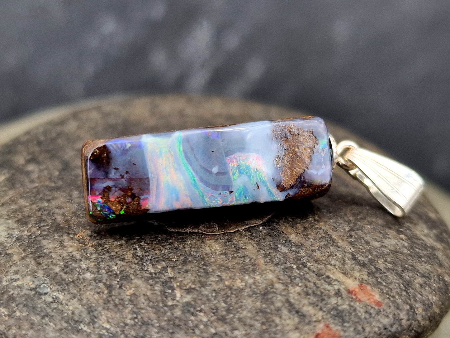LeoLars-PABE Boulder Opal Picture Stone Anhänger mit 925er Silber Stiftöse, Nebel mit mehrfarbigem pastellfarbenem Opalfeuer, Anhängermaße: 26,2mm x 7,9mm x 5,1mm, Unikat, Handgeschliffen