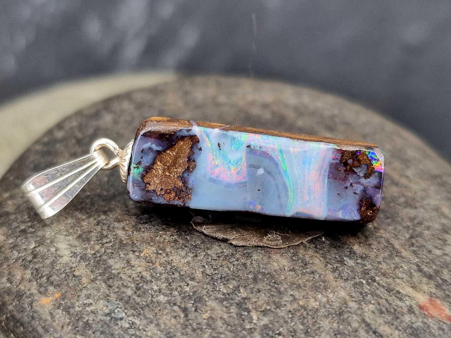 LeoLars-PABE Boulder Opal Picture Stone Anhänger mit 925er Silber Stiftöse, Nebel mit mehrfarbigem pastellfarbenem Opalfeuer, Anhängermaße: 26,2mm x 7,9mm x 5,1mm, Unikat, Handgeschliffen