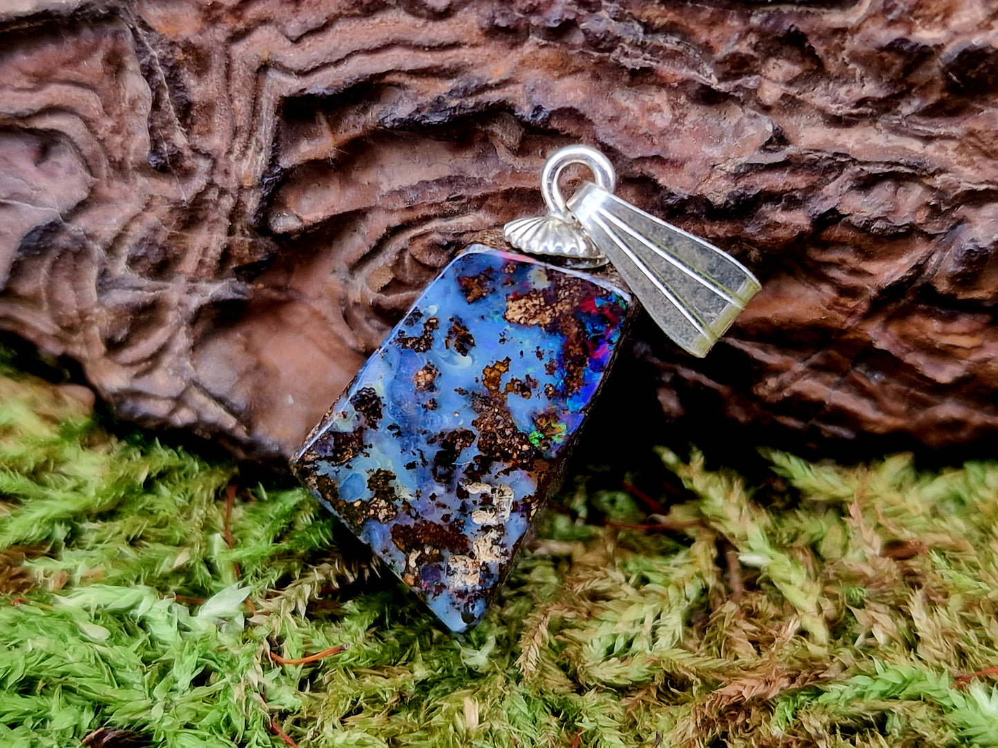 LeoLars-PABE Boulder Opal Anhänger mit tollem Muster und 925er Silber Stiftöse, partiell intensives Opalfeuer in blau, grün und rot, Anhängermaße: 19mm x 9,9mm x 6,4mm, Unikat, Handgeschliffen