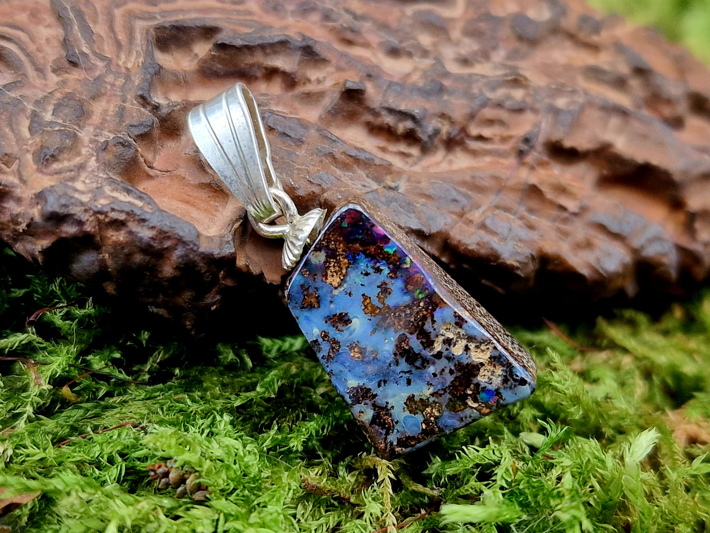LeoLars-PABE Boulder Opal Anhänger mit tollem Muster und 925er Silber Stiftöse, partiell intensives Opalfeuer in blau, grün und rot, Anhängermaße: 19mm x 9,9mm x 6,4mm, Unikat, Handgeschliffen