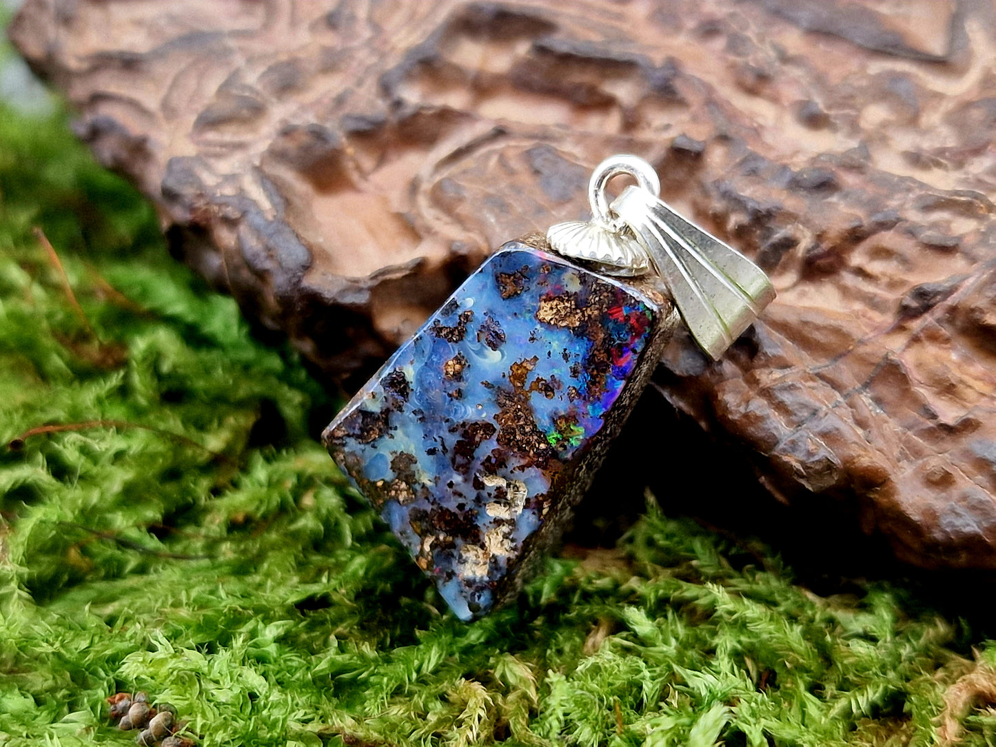 LeoLars-PABE Boulder Opal Anhänger mit tollem Muster und 925er Silber Stiftöse, partiell intensives Opalfeuer in blau, grün und rot, Anhängermaße: 19mm x 9,9mm x 6,4mm, Unikat, Handgeschliffen