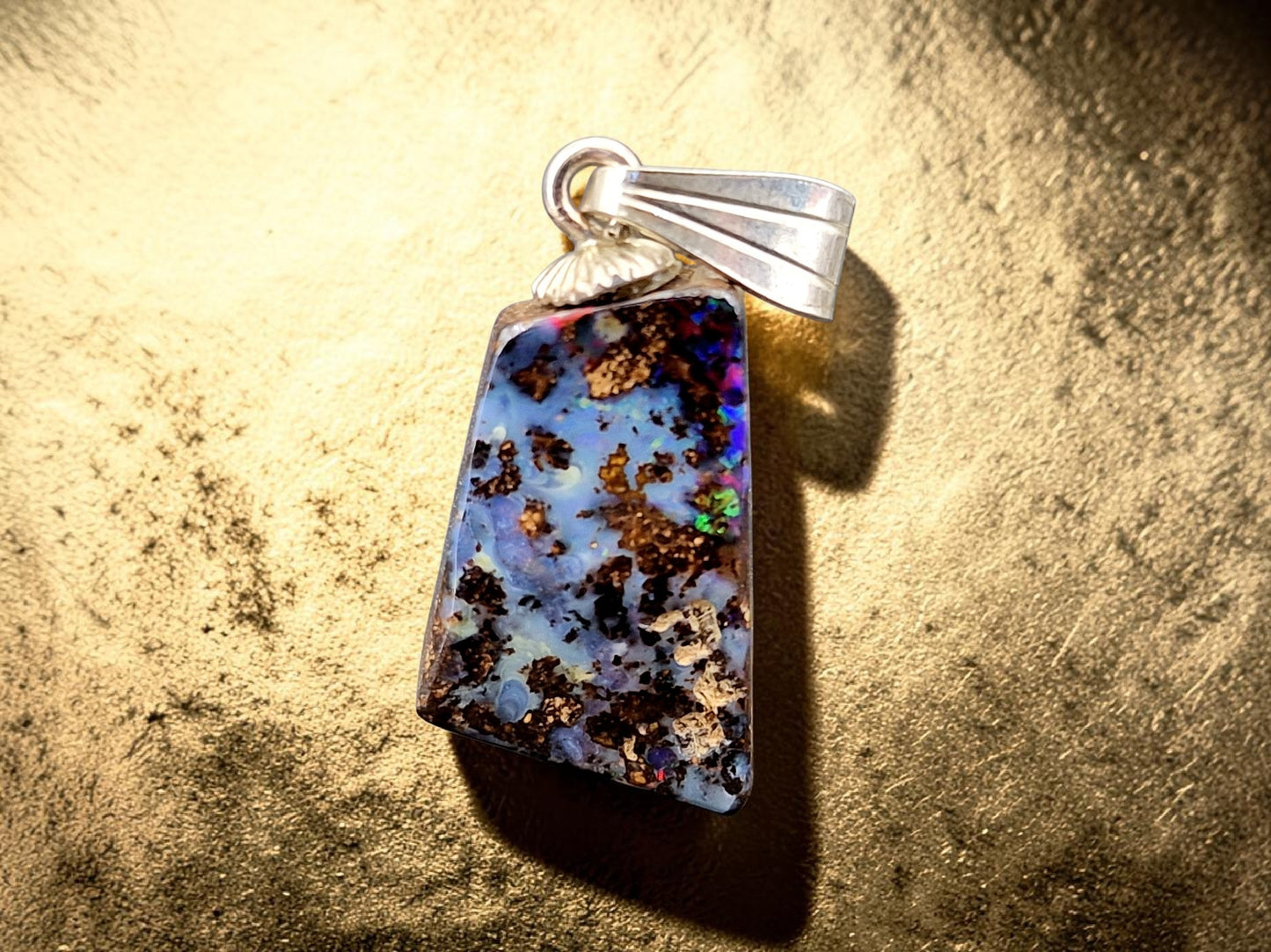 LeoLars-PABE Boulder Opal Anhänger mit tollem Muster und 925er Silber Stiftöse, partiell intensives Opalfeuer in blau, grün und rot, Anhängermaße: 19mm x 9,9mm x 6,4mm, Unikat, Handgeschliffen