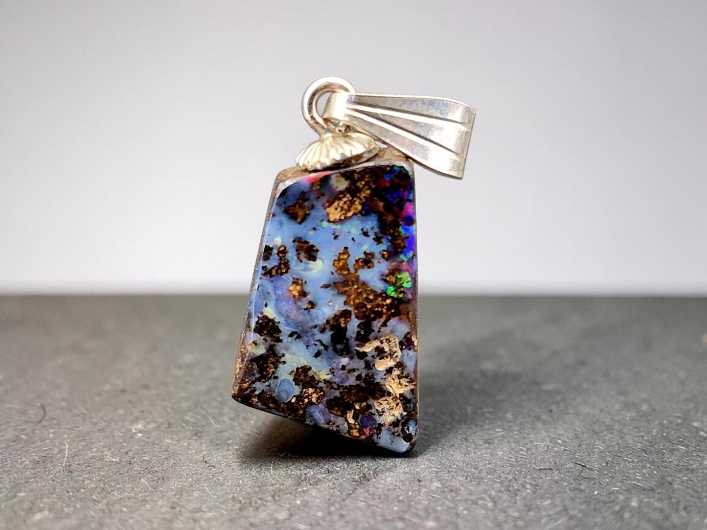 LeoLars-PABE Boulder Opal Anhänger mit tollem Muster und 925er Silber Stiftöse, partiell intensives Opalfeuer in blau, grün und rot, Anhängermaße: 19mm x 9,9mm x 6,4mm, Unikat, Handgeschliffen