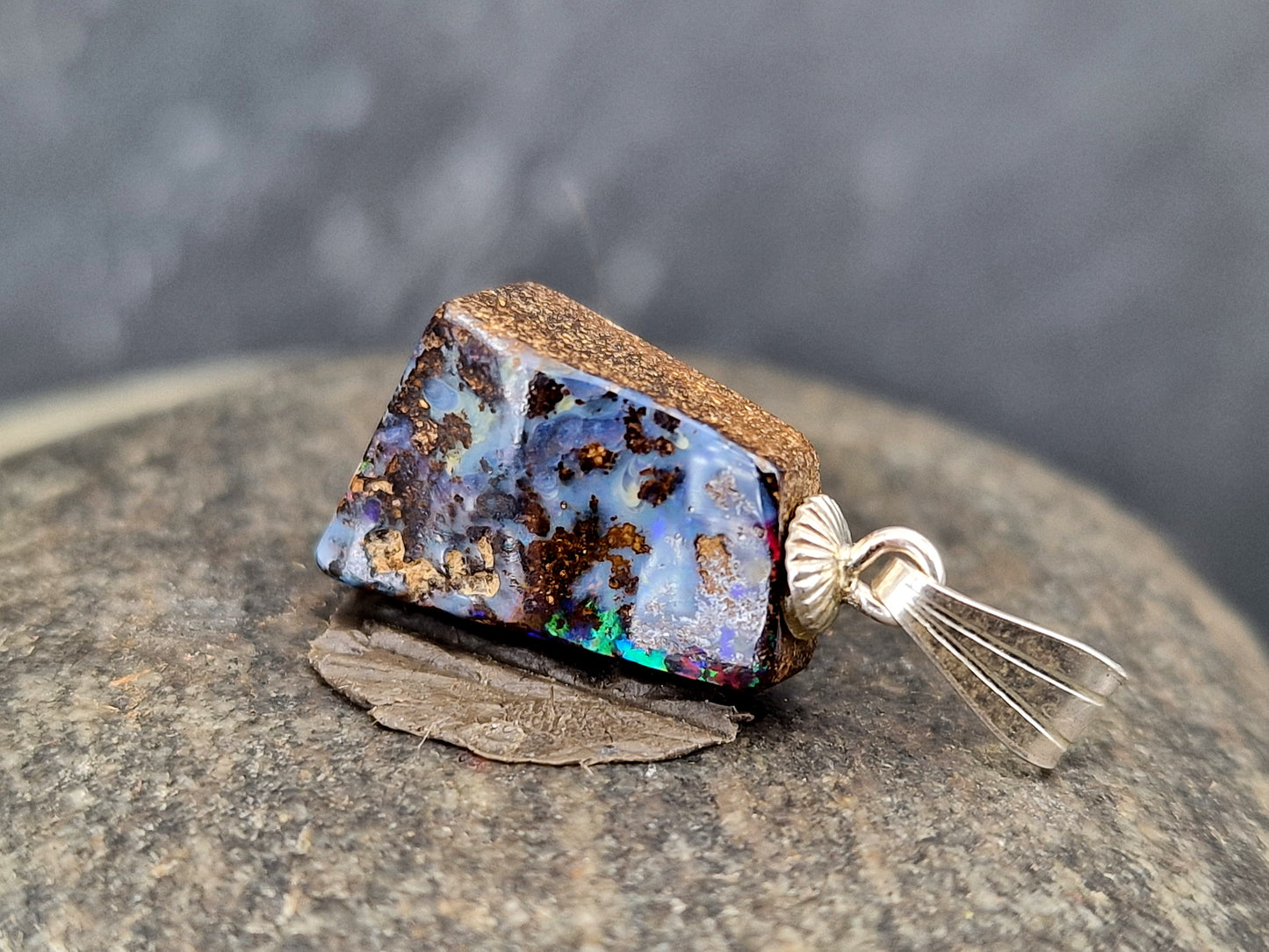 LeoLars-PABE Boulder Opal Anhänger mit tollem Muster und 925er Silber Stiftöse, partiell intensives Opalfeuer in blau, grün und rot, Anhängermaße: 19mm x 9,9mm x 6,4mm, Unikat, Handgeschliffen