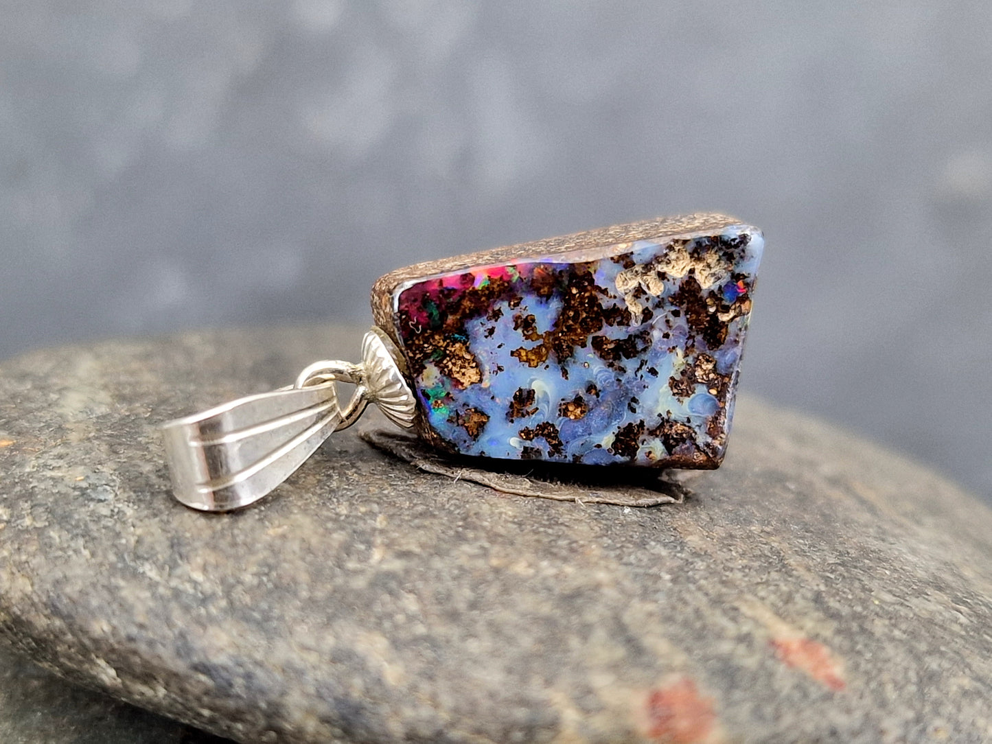 LeoLars-PABE Boulder Opal Anhänger mit tollem Muster und 925er Silber Stiftöse, partiell intensives Opalfeuer in blau, grün und rot, Anhängermaße: 19mm x 9,9mm x 6,4mm, Unikat, Handgeschliffen