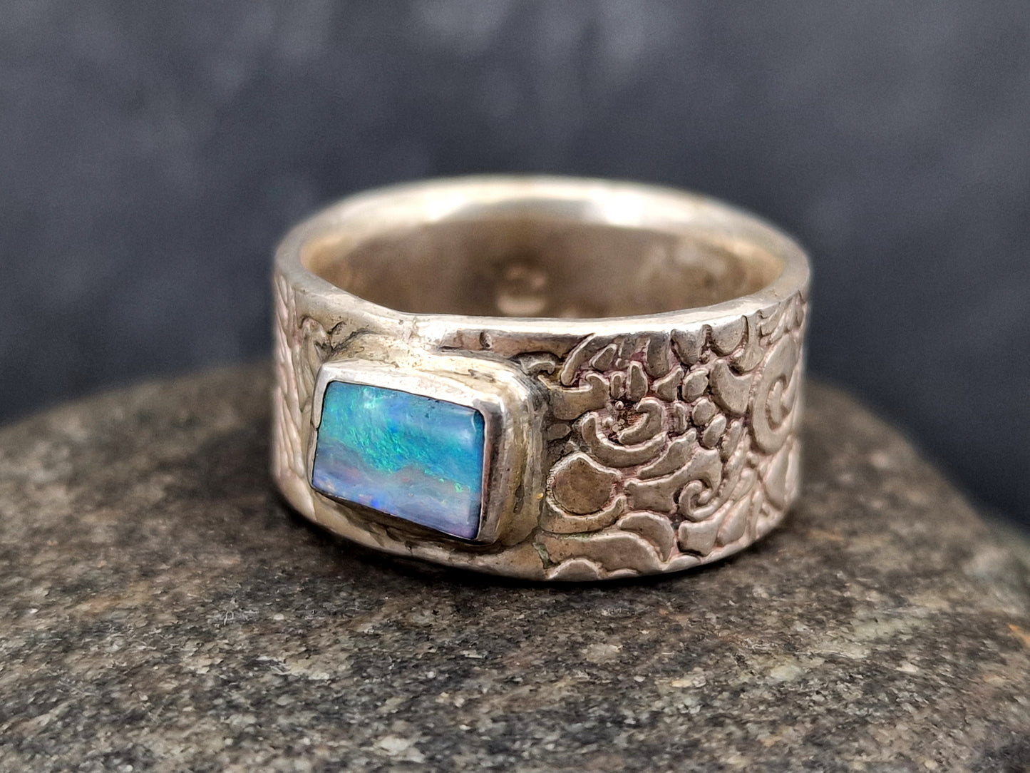 LeoLars-PABE Boulder Opal Ring, Gr.58, aus 925er Silber im Structure Design, Opal 8x6mm, Unikat, Handarbeit