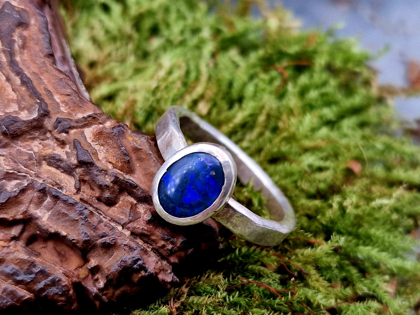 LeoLars-PABE Schwarzer Opal Ring aus 925er Silber, Gr.49, lila-blaues Opalfeuer, gehämmert, Opal 7.5x5.5mm, Unikat, Handarbeit