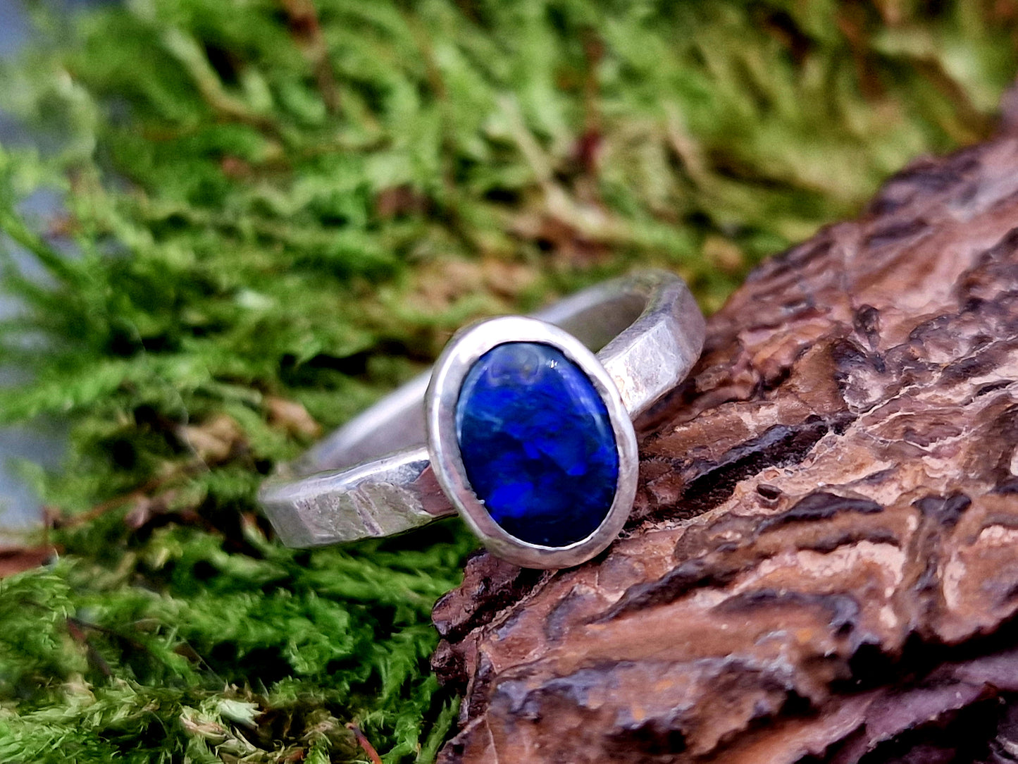 LeoLars-PABE Schwarzer Opal Ring aus 925er Silber, Gr.49, lila-blaues Opalfeuer, gehämmert, Opal 7.5x5.5mm, Unikat, Handarbeit