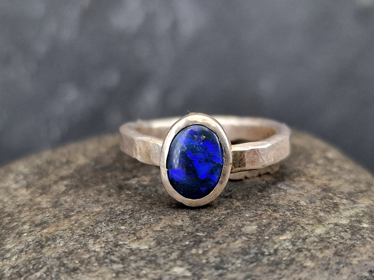 LeoLars-PABE Schwarzer Opal Ring aus 925er Silber, Gr.49, lila-blaues Opalfeuer, gehämmert, Opal 7.5x5.5mm, Unikat, Handarbeit