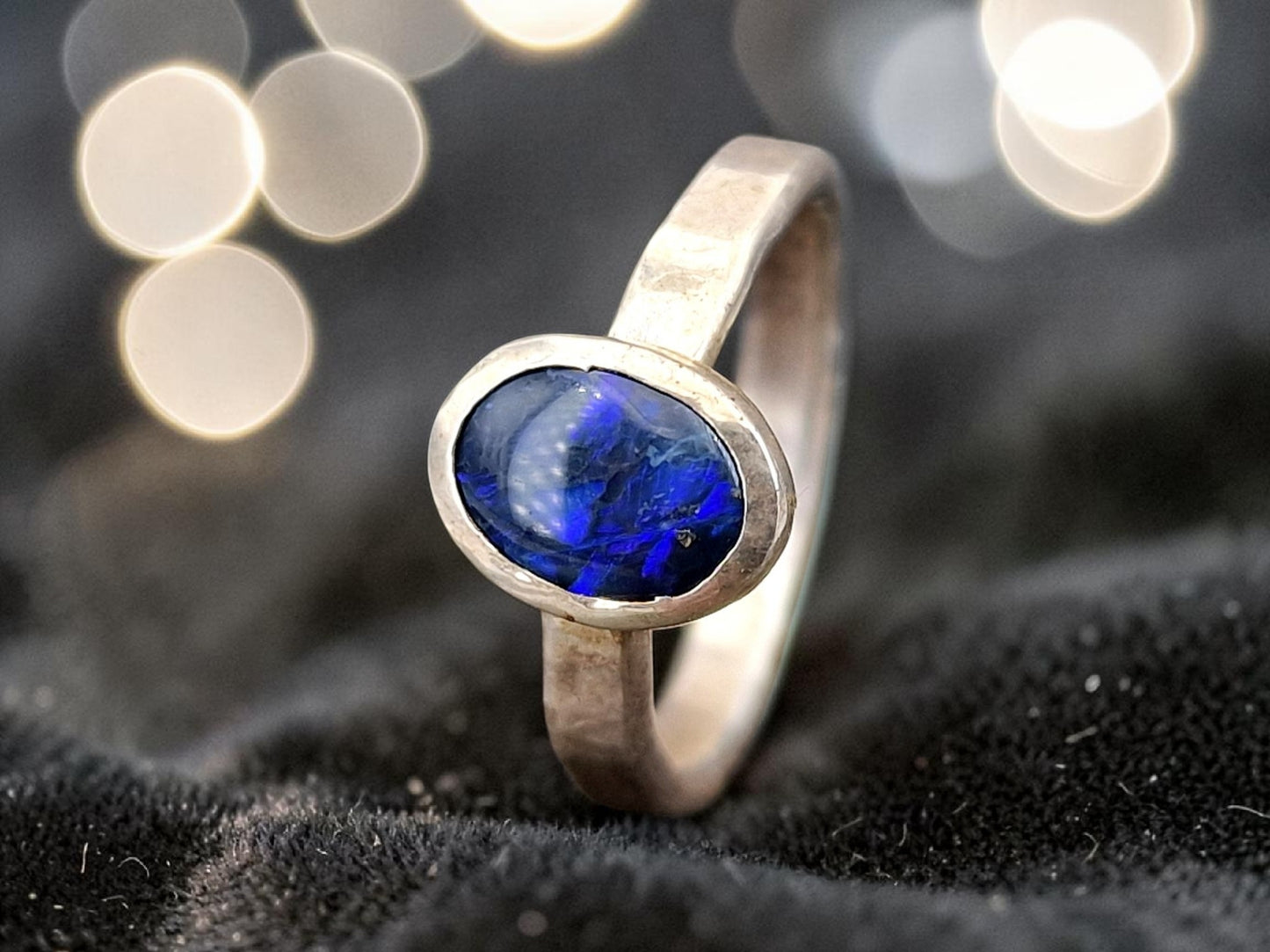 LeoLars-PABE Schwarzer Opal Ring aus 925er Silber, Gr.49, lila-blaues Opalfeuer, gehämmert, Opal 7.5x5.5mm, Unikat, Handarbeit