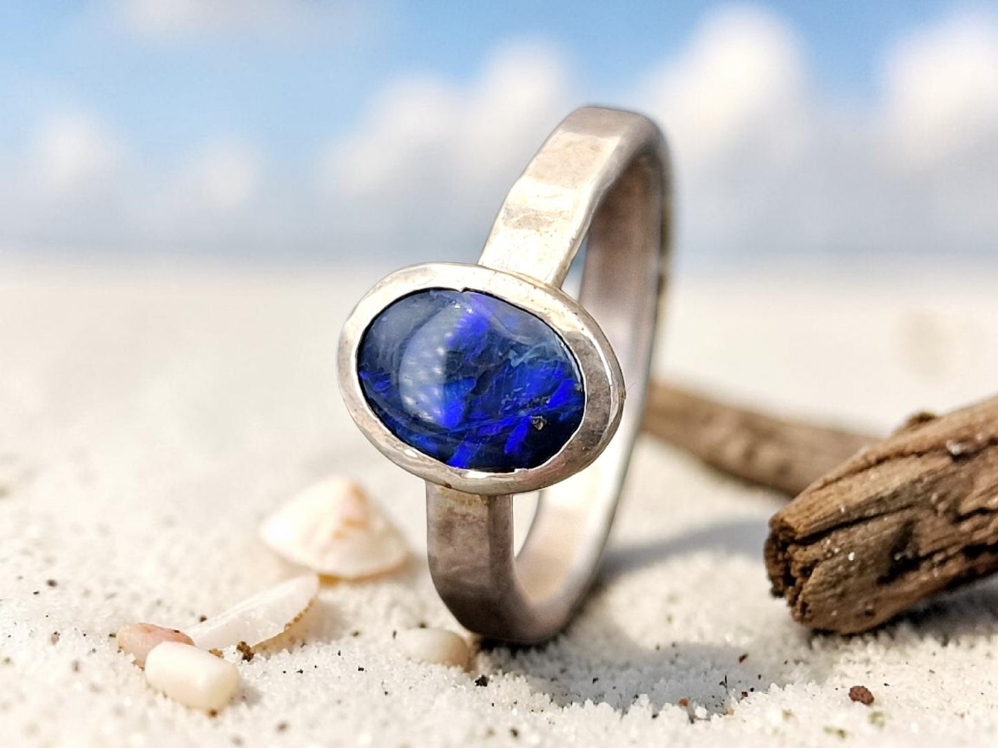 LeoLars-PABE Schwarzer Opal Ring aus 925er Silber, Gr.49, lila-blaues Opalfeuer, gehämmert, Opal 7.5x5.5mm, Unikat, Handarbeit