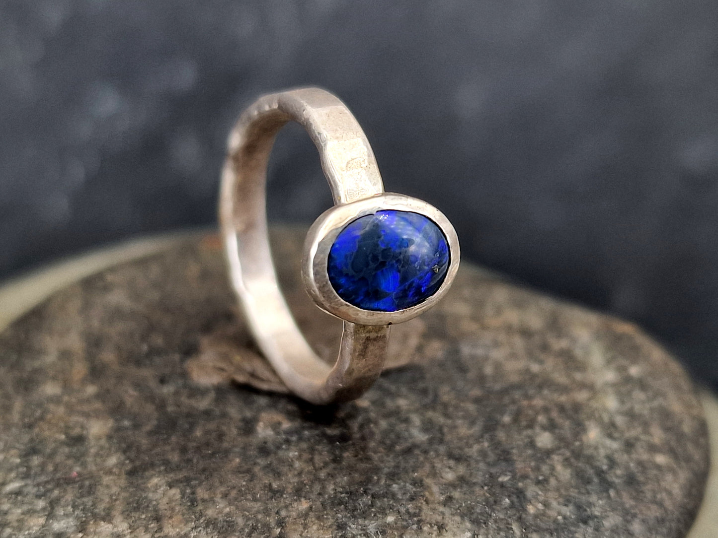 LeoLars-PABE Schwarzer Opal Ring aus 925er Silber, Gr.49, lila-blaues Opalfeuer, gehämmert, Opal 7.5x5.5mm, Unikat, Handarbeit