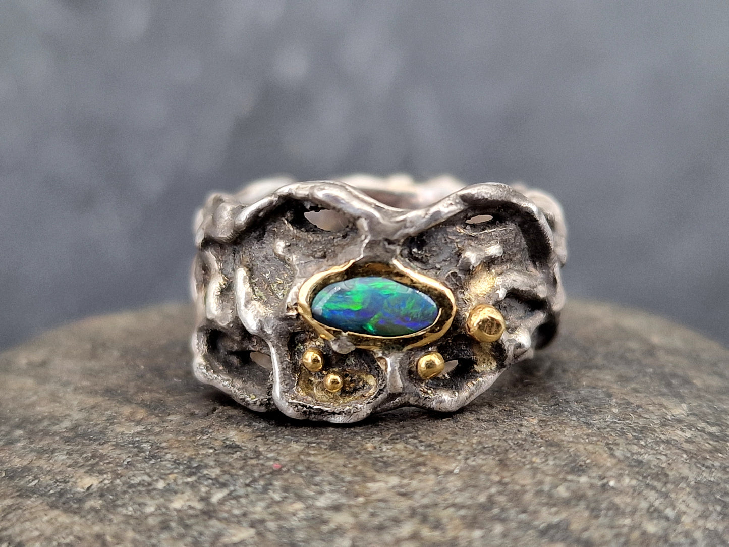 LeoLars-PABE Lightning Ridge Opal Design Ring, Gr.58 (18,5), aus 925er Silber mit 585er Gold Elementen, Roh, Stylisch, Anders, Individuell, Unikat, Handarbeit