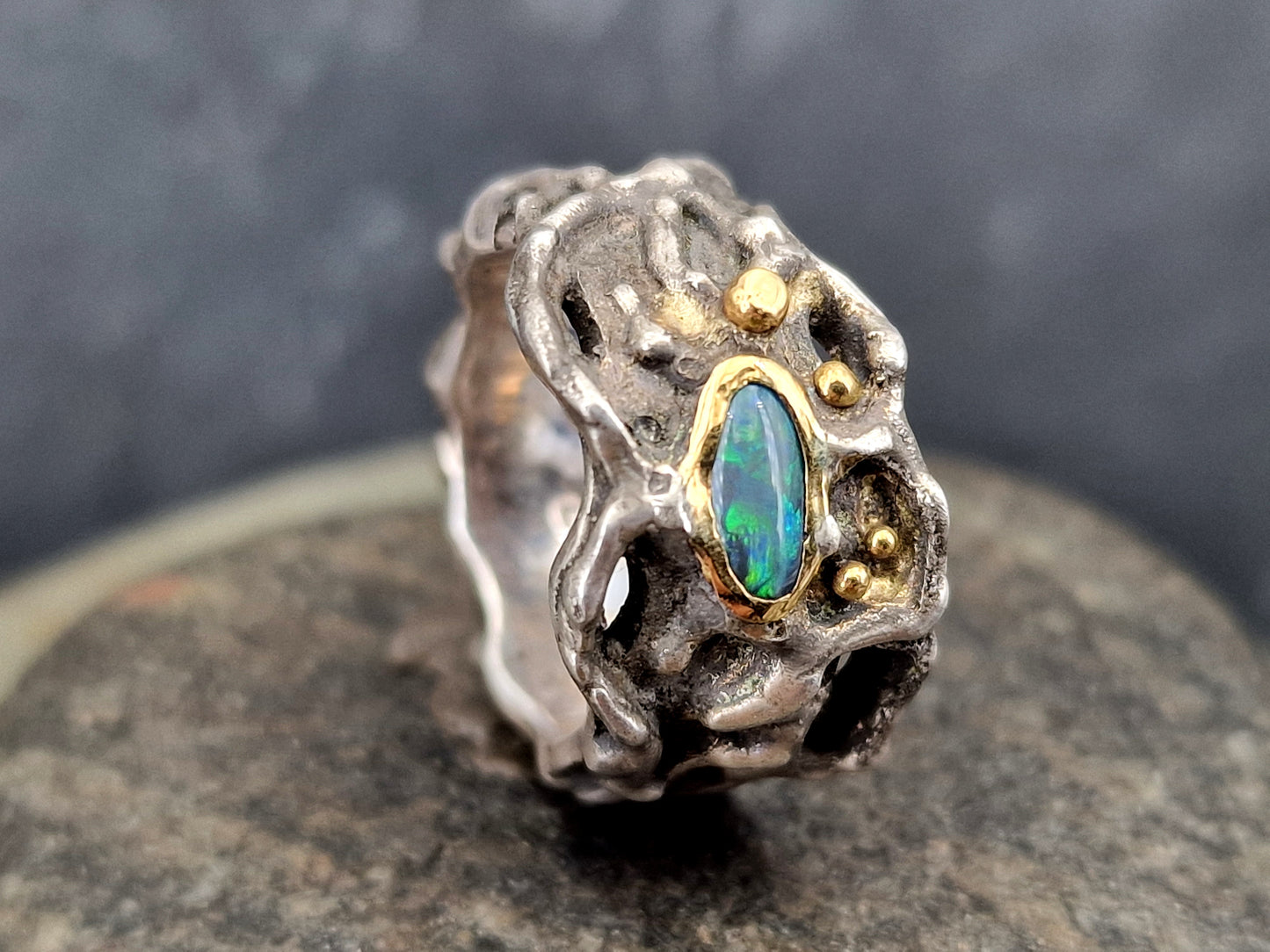 LeoLars-PABE Lightning Ridge Opal Design Ring, Gr.58 (18,5), aus 925er Silber mit 585er Gold Elementen, Roh, Stylisch, Anders, Individuell, Unikat, Handarbeit