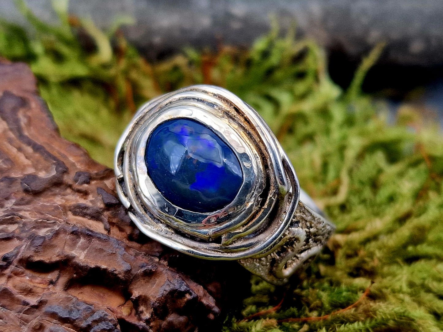Lightning Ridge Semi Chrystal Opal Design Ring, Gr.64 (20,5) aus 925er Silber, teileloxiert, Opalfeuer in blau lila mit etwas grün, Unisex, Unikat, Handarbeit