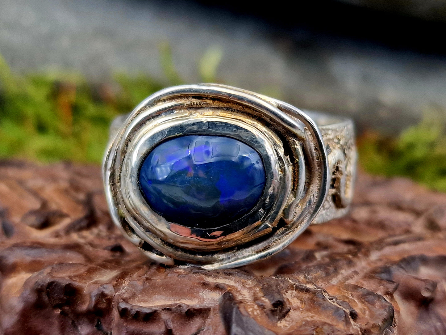Lightning Ridge Semi Chrystal Opal Design Ring, Gr.64 (20,5) aus 925er Silber, teileloxiert, Opalfeuer in blau lila mit etwas grün, Unisex, Unikat, Handarbeit