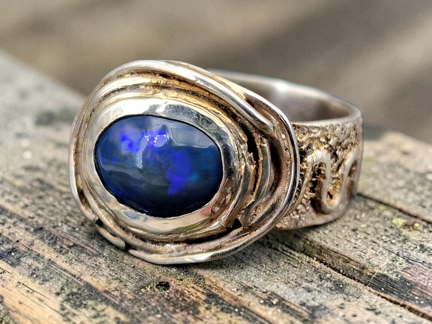 Lightning Ridge Semi Chrystal Opal Design Ring, Gr.64 (20,5) aus 925er Silber, teileloxiert, Opalfeuer in blau lila mit etwas grün, Unisex, Unikat, Handarbeit