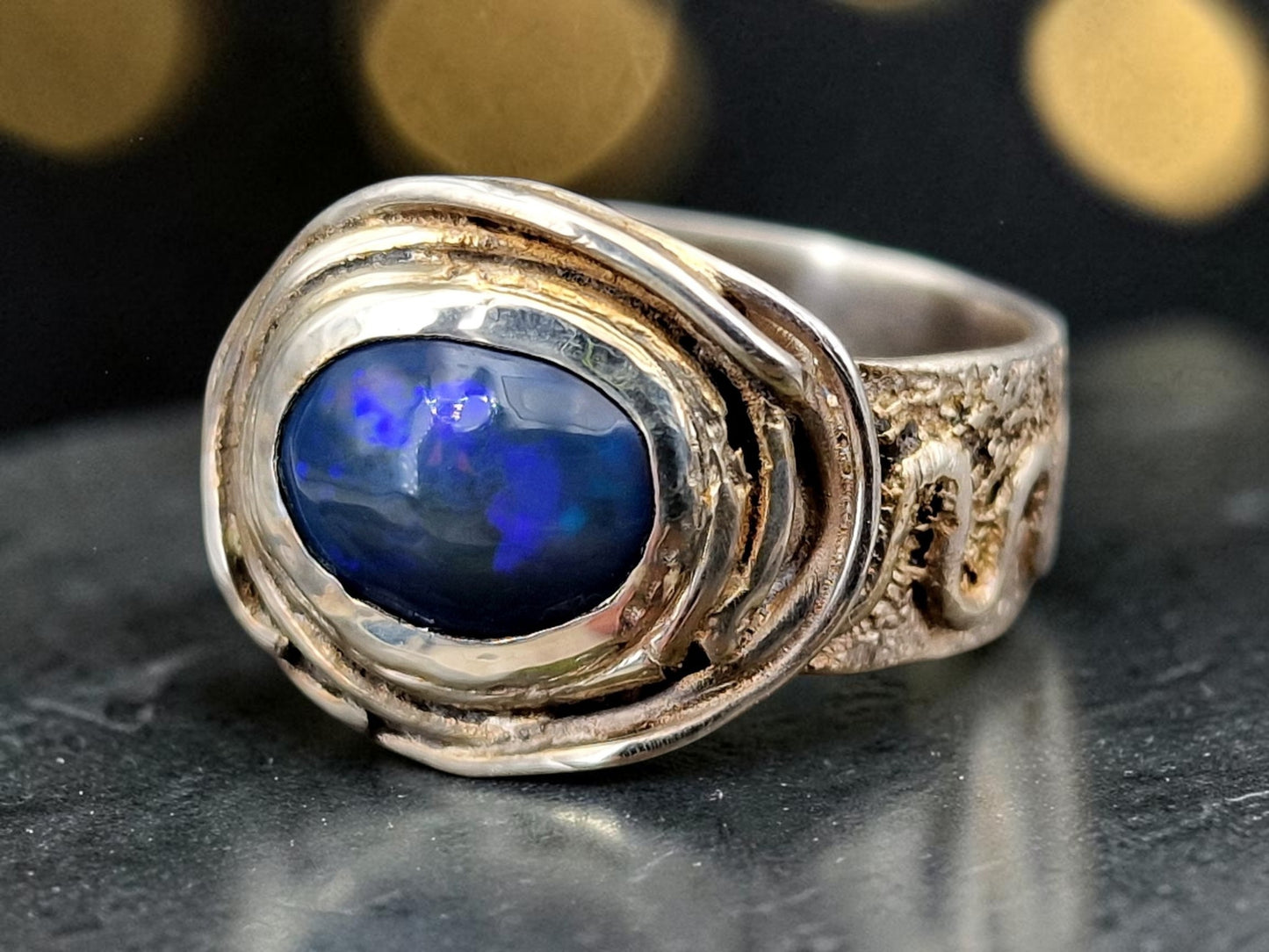 Lightning Ridge Semi Chrystal Opal Design Ring, Gr.64 (20,5) aus 925er Silber, teileloxiert, Opalfeuer in blau lila mit etwas grün, Unisex, Unikat, Handarbeit