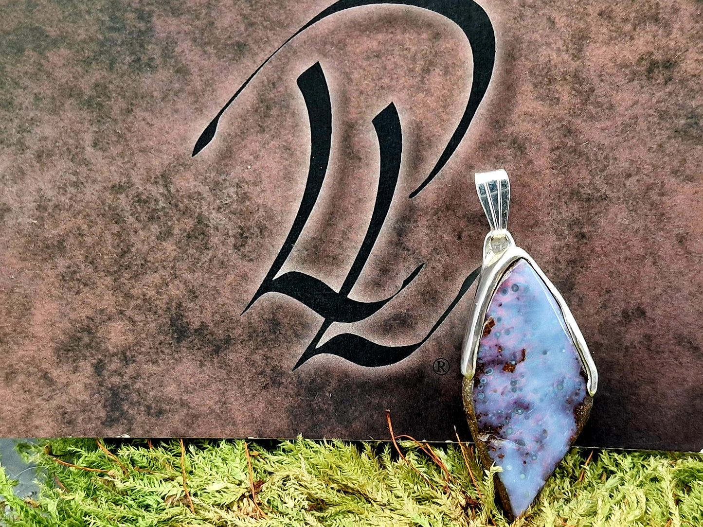 Boulder Opal Anhänger aus 925er Silber, grau-blaue gemeine Opalschicht mit pastellrotem Opalfeuer, Unisex, Unikat, Handarbeit
