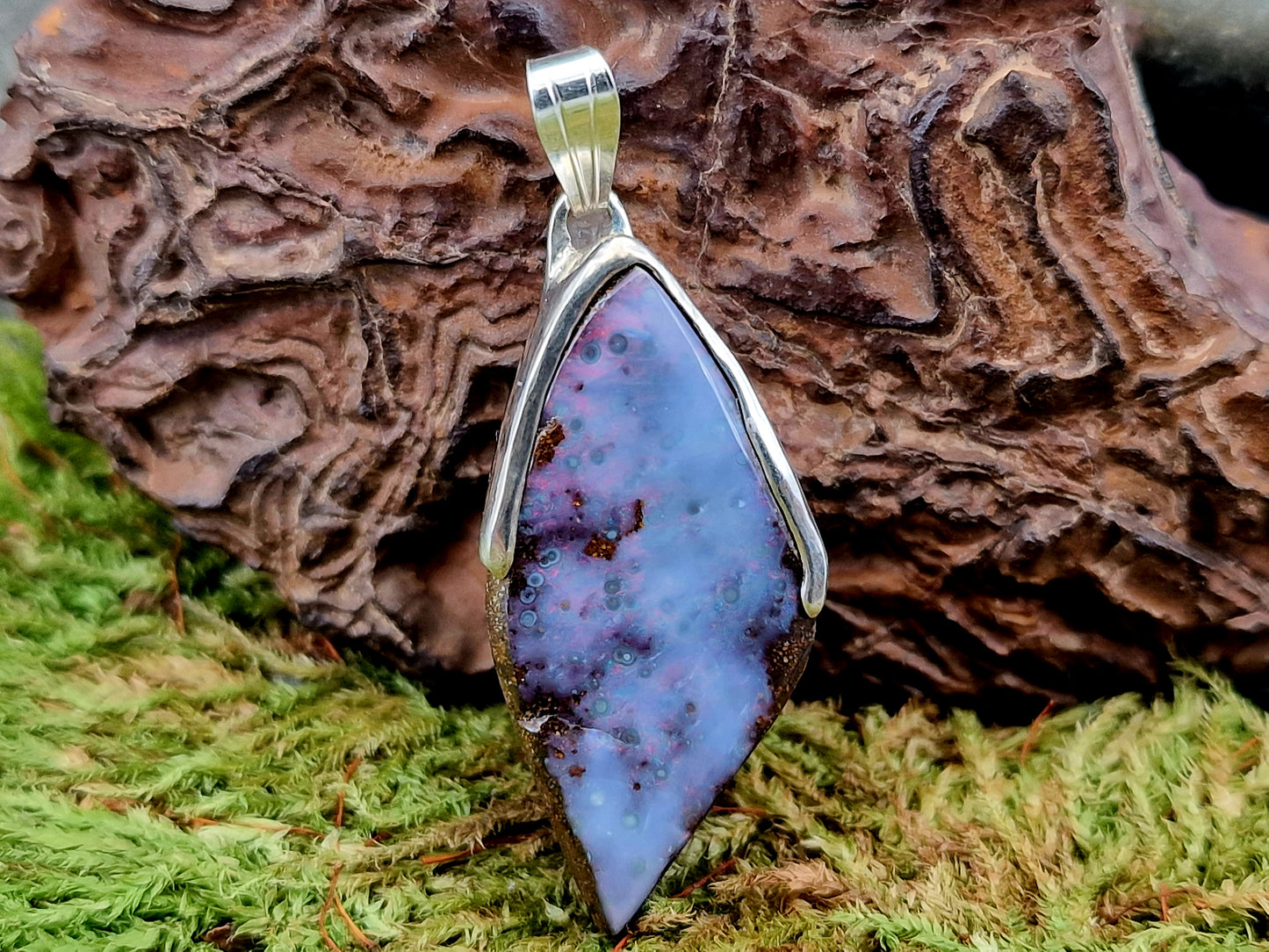 Boulder Opal Anhänger aus 925er Silber, grau-blaue gemeine Opalschicht mit pastellrotem Opalfeuer, Unisex, Unikat, Handarbeit