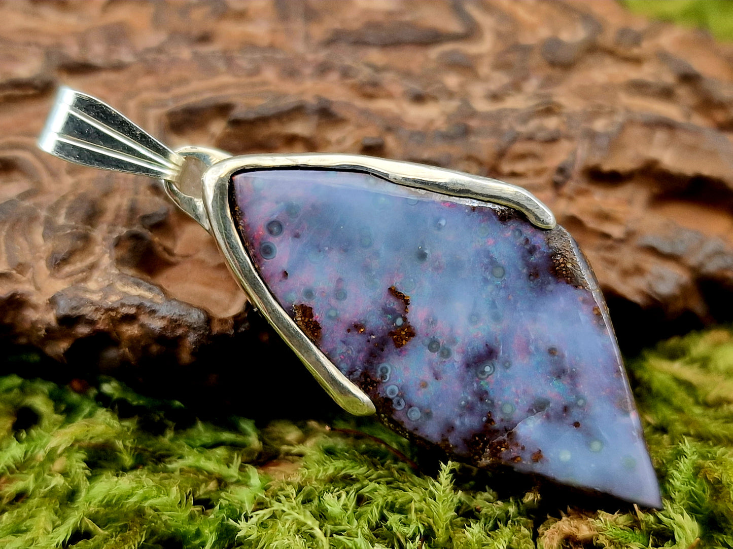 Boulder Opal Anhänger aus 925er Silber, grau-blaue gemeine Opalschicht mit pastellrotem Opalfeuer, Unisex, Unikat, Handarbeit