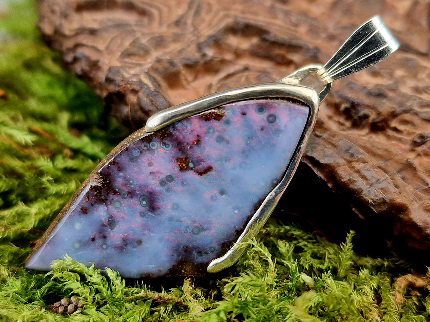 Boulder Opal Anhänger aus 925er Silber, grau-blaue gemeine Opalschicht mit pastellrotem Opalfeuer, Unisex, Unikat, Handarbeit