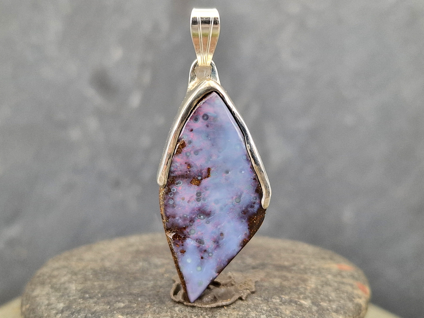 Boulder Opal Anhänger aus 925er Silber, grau-blaue gemeine Opalschicht mit pastellrotem Opalfeuer, Unisex, Unikat, Handarbeit