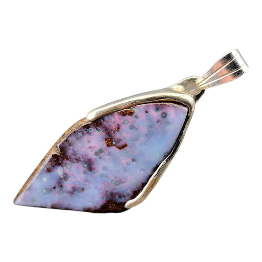 Boulder Opal Anhänger aus 925er Silber, grau-blaue gemeine Opalschicht mit pastellrotem Opalfeuer, Unisex, Unikat, Handarbeit