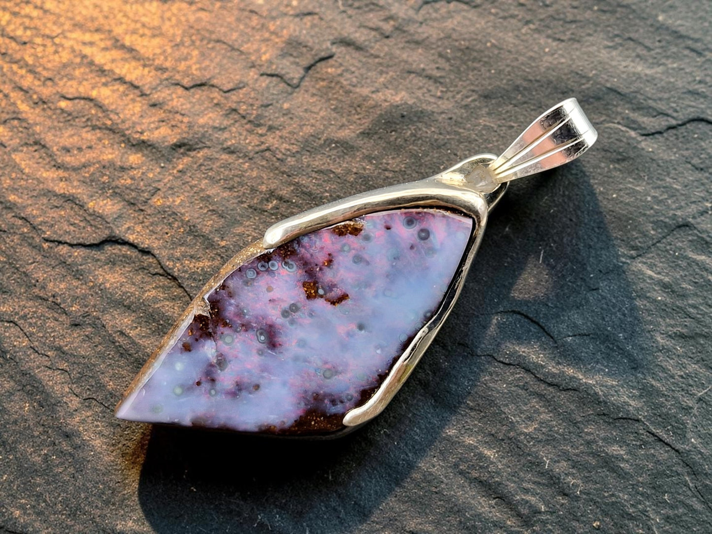 Boulder Opal Anhänger aus 925er Silber, grau-blaue gemeine Opalschicht mit pastellrotem Opalfeuer, Unisex, Unikat, Handarbeit