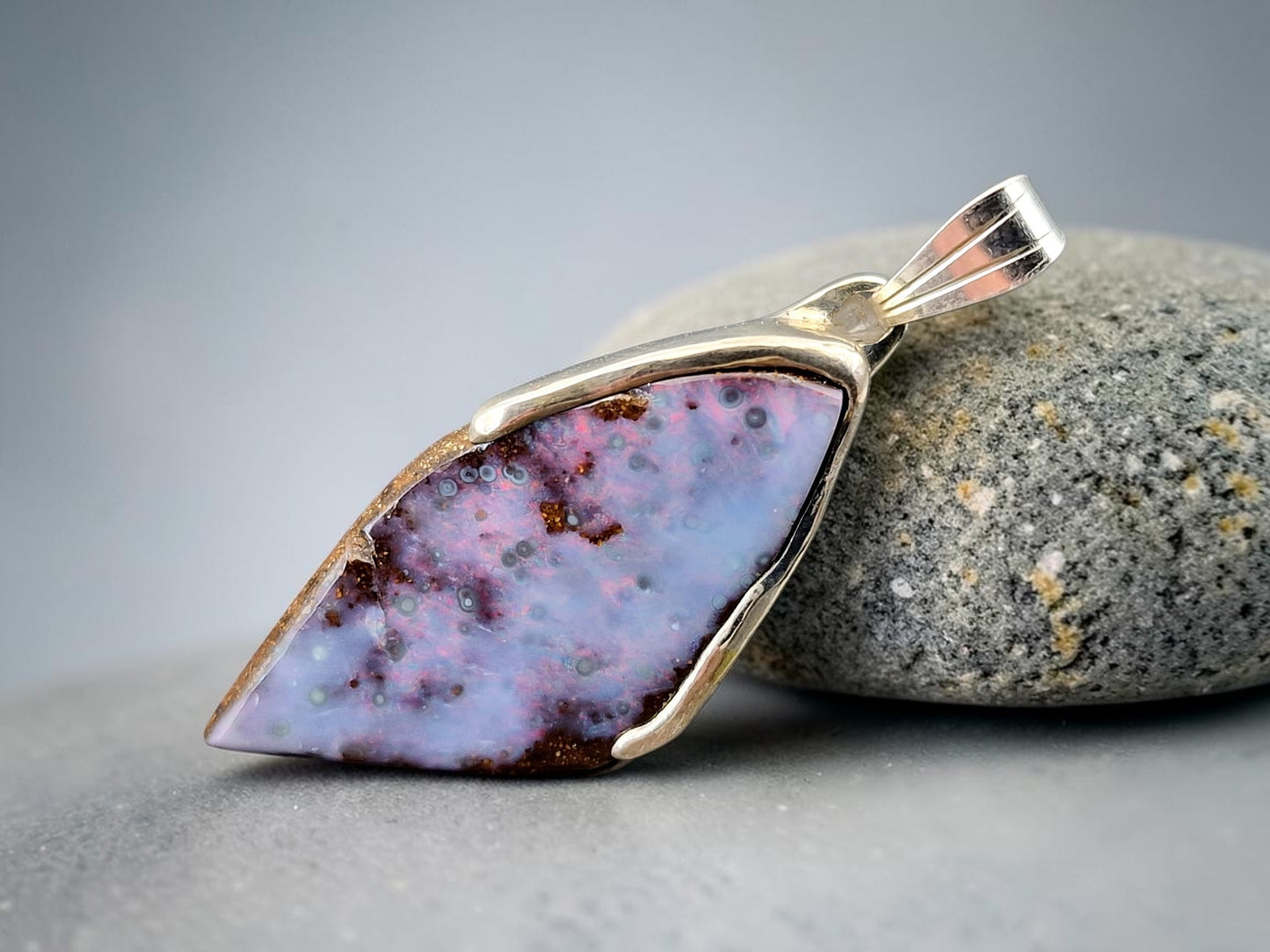 Boulder Opal Anhänger aus 925er Silber, grau-blaue gemeine Opalschicht mit pastellrotem Opalfeuer, Unisex, Unikat, Handarbeit