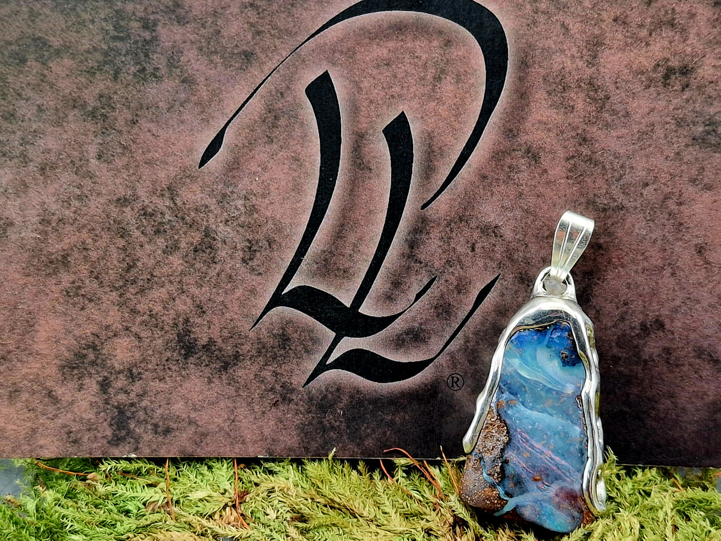 Anhänger mit Boulder Opal aus 925er Silber im Gitterdesign von der Seitenansicht, Picture Stone mit tollem Muster und Opafeuer in verschiedenen Farben, Unisex, Unikat, Handarbeit