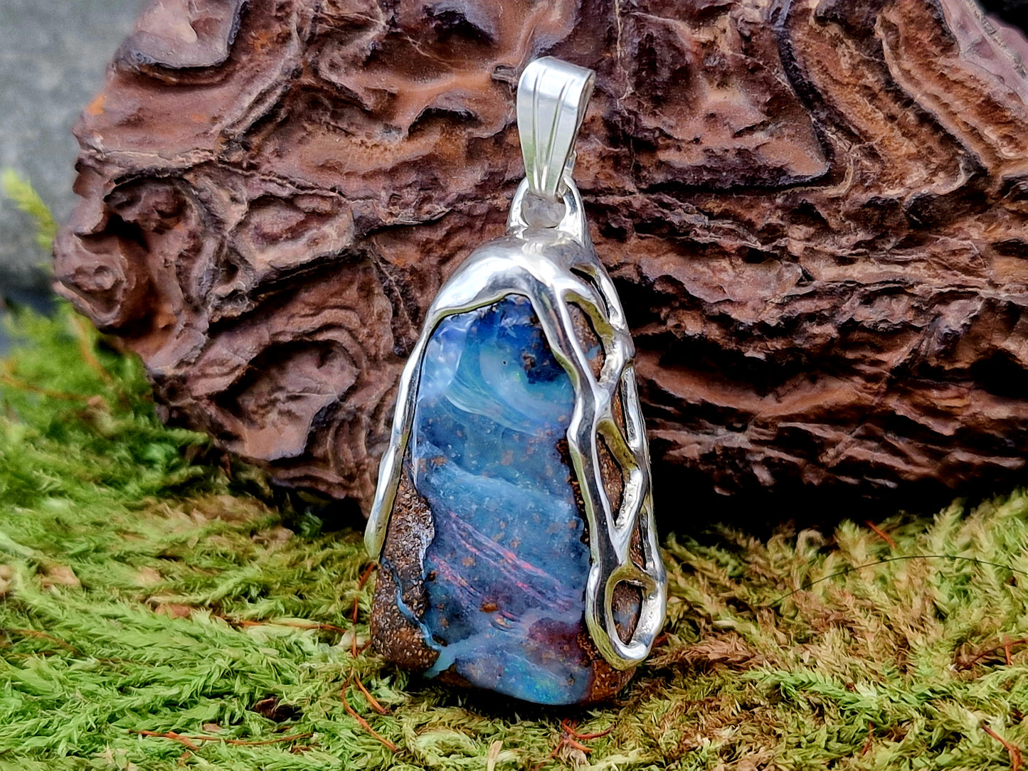 Anhänger mit Boulder Opal aus 925er Silber im Gitterdesign von der Seitenansicht, Picture Stone mit tollem Muster und Opafeuer in verschiedenen Farben, Unisex, Unikat, Handarbeit