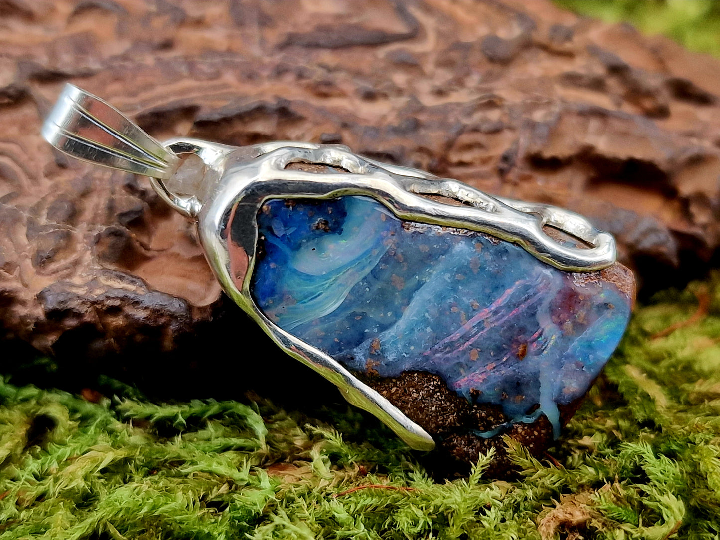 Anhänger mit Boulder Opal aus 925er Silber im Gitterdesign von der Seitenansicht, Picture Stone mit tollem Muster und Opafeuer in verschiedenen Farben, Unisex, Unikat, Handarbeit