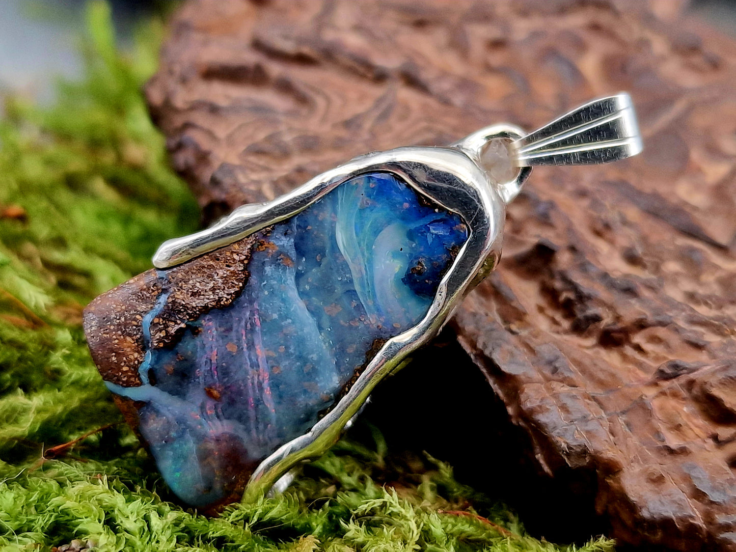 Anhänger mit Boulder Opal aus 925er Silber im Gitterdesign von der Seitenansicht, Picture Stone mit tollem Muster und Opafeuer in verschiedenen Farben, Unisex, Unikat, Handarbeit