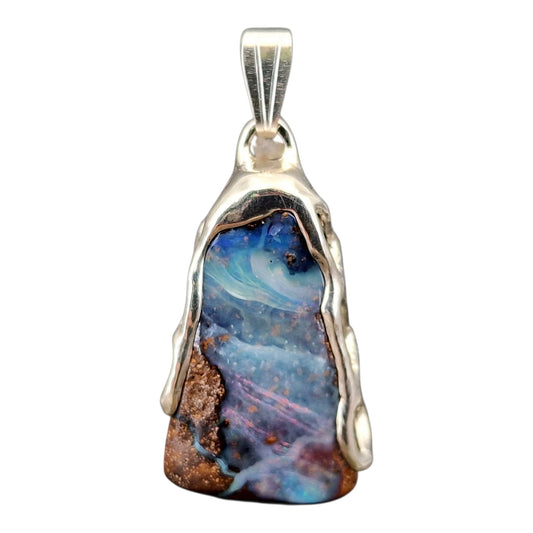 Anhänger mit Boulder Opal aus 925er Silber im Gitterdesign von der Seitenansicht, Picture Stone mit tollem Muster und Opafeuer in verschiedenen Farben, Unisex, Unikat, Handarbeit
