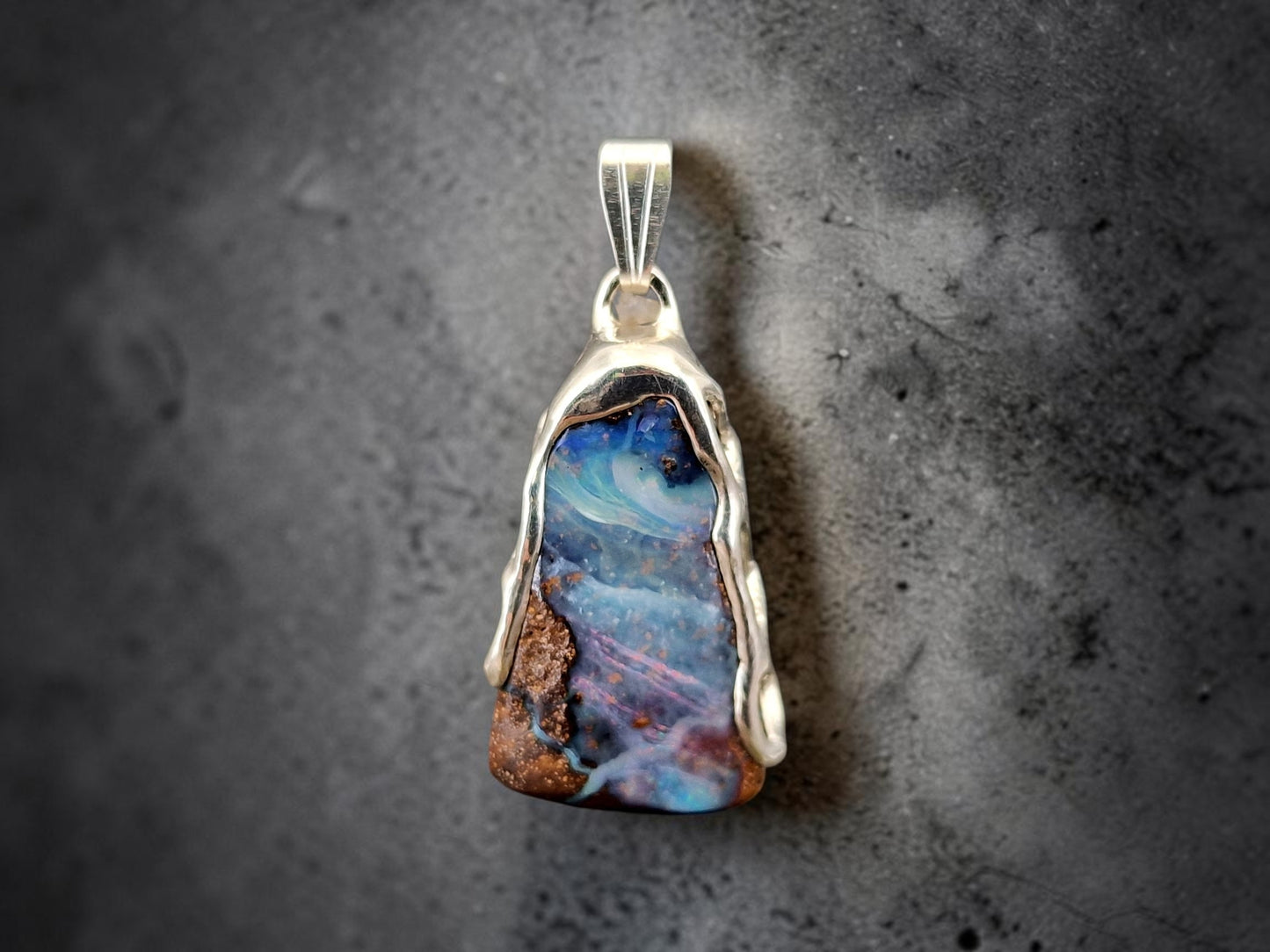 Anhänger mit Boulder Opal aus 925er Silber im Gitterdesign von der Seitenansicht, Picture Stone mit tollem Muster und Opafeuer in verschiedenen Farben, Unisex, Unikat, Handarbeit