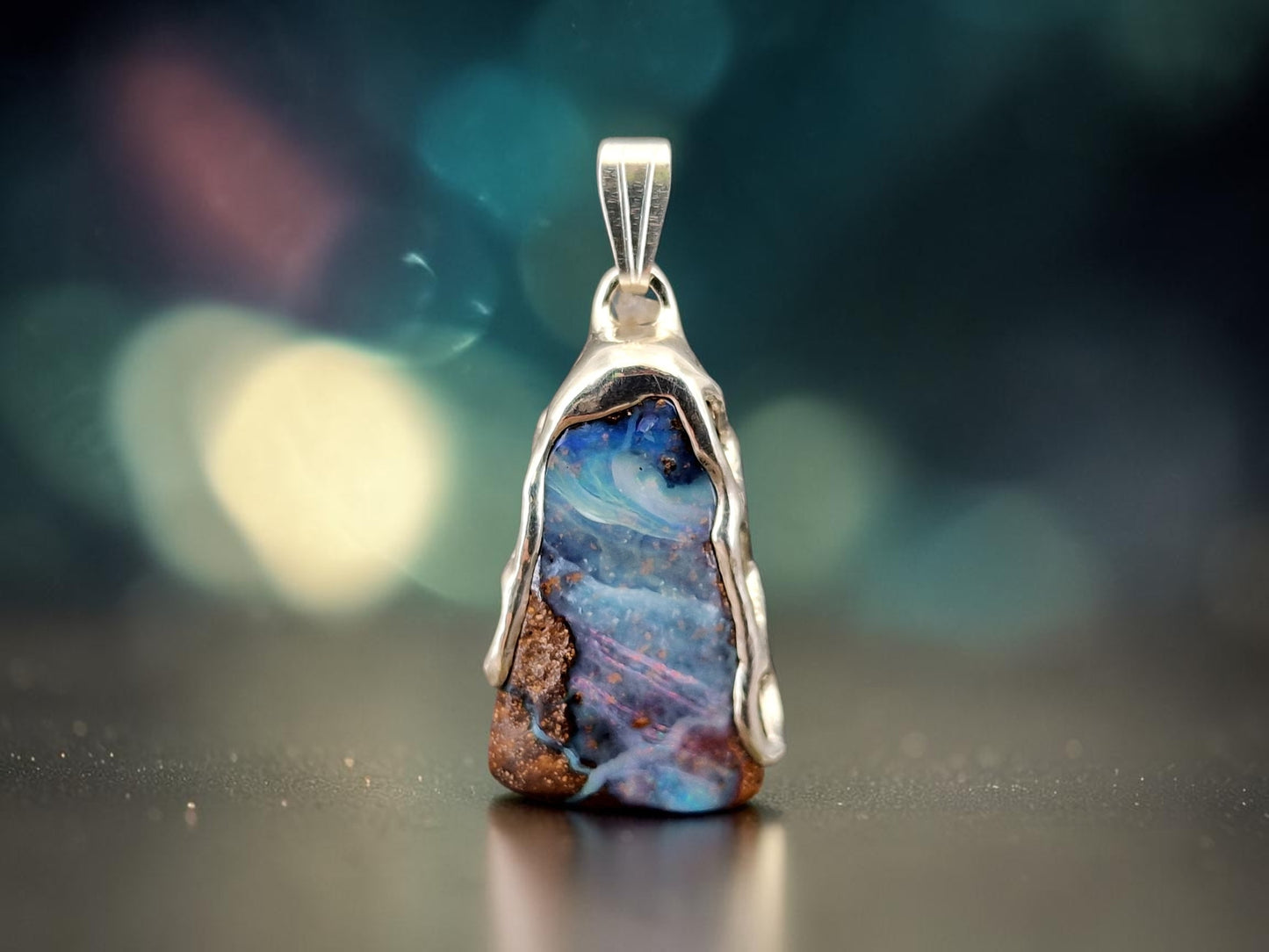 Anhänger mit Boulder Opal aus 925er Silber im Gitterdesign von der Seitenansicht, Picture Stone mit tollem Muster und Opafeuer in verschiedenen Farben, Unisex, Unikat, Handarbeit