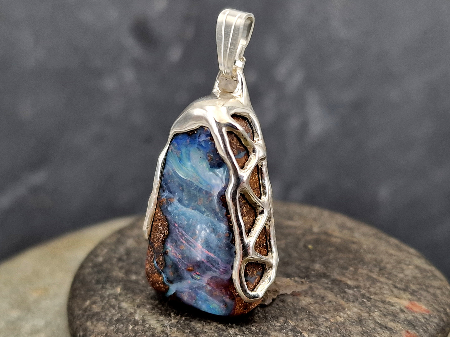 Anhänger mit Boulder Opal aus 925er Silber im Gitterdesign von der Seitenansicht, Picture Stone mit tollem Muster und Opafeuer in verschiedenen Farben, Unisex, Unikat, Handarbeit