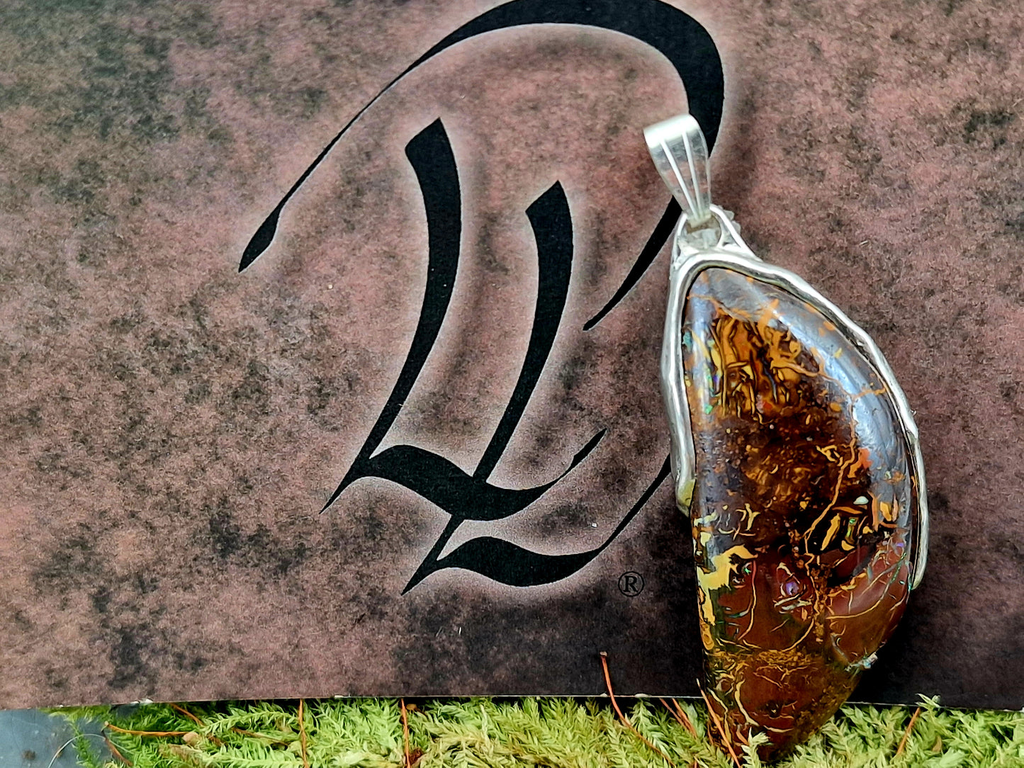 Boulder Opal Anhänger in fließendem Halbrahmen aus 925er Silber, Picture Stone mit herrlichem Muster und partiellem Opalfeuer, Unisex, Unikat, Handarbeit