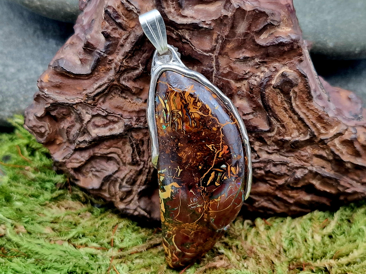 Boulder Opal Anhänger in fließendem Halbrahmen aus 925er Silber, Picture Stone mit herrlichem Muster und partiellem Opalfeuer, Unisex, Unikat, Handarbeit