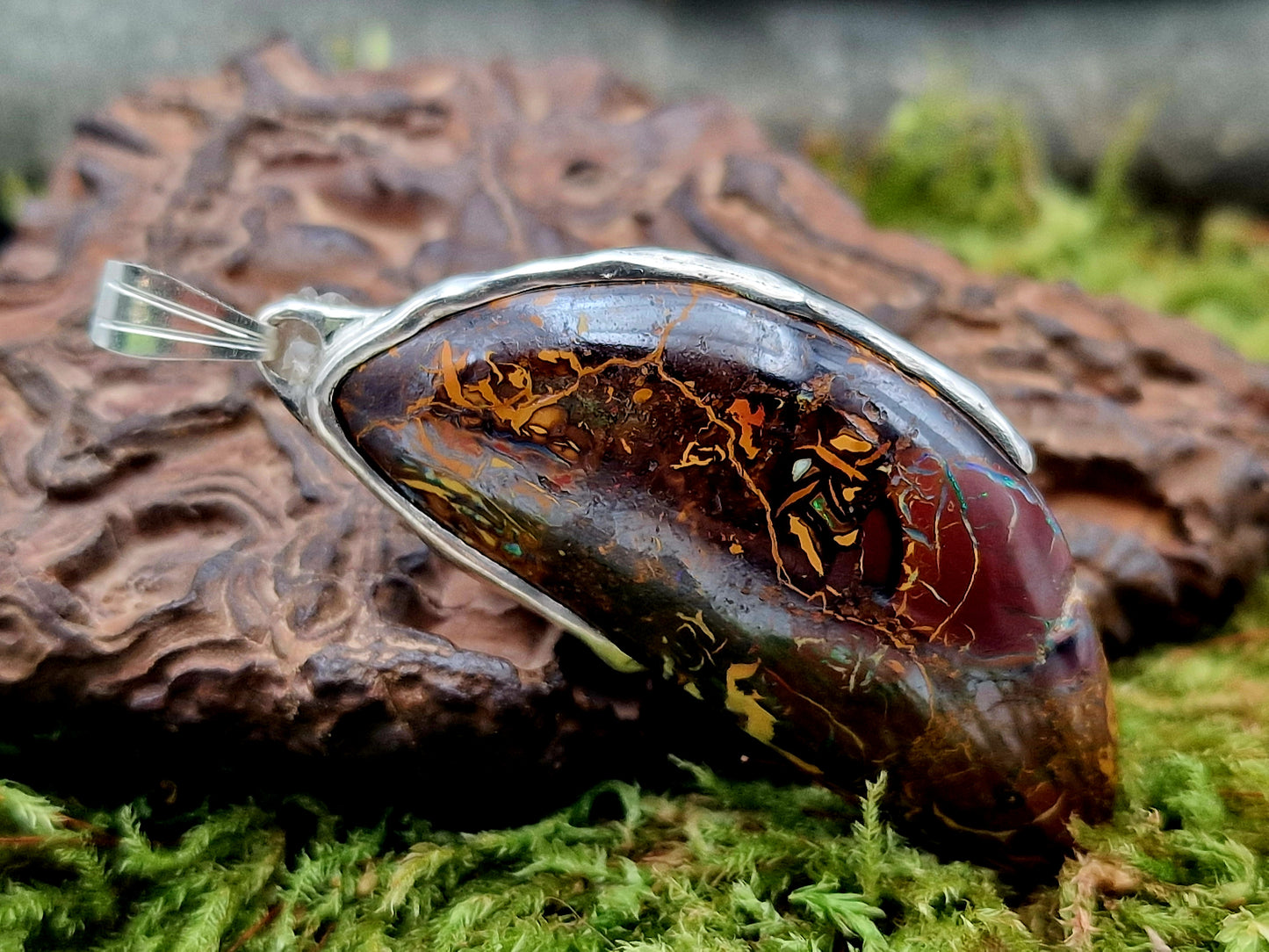 Boulder Opal Anhänger in fließendem Halbrahmen aus 925er Silber, Picture Stone mit herrlichem Muster und partiellem Opalfeuer, Unisex, Unikat, Handarbeit