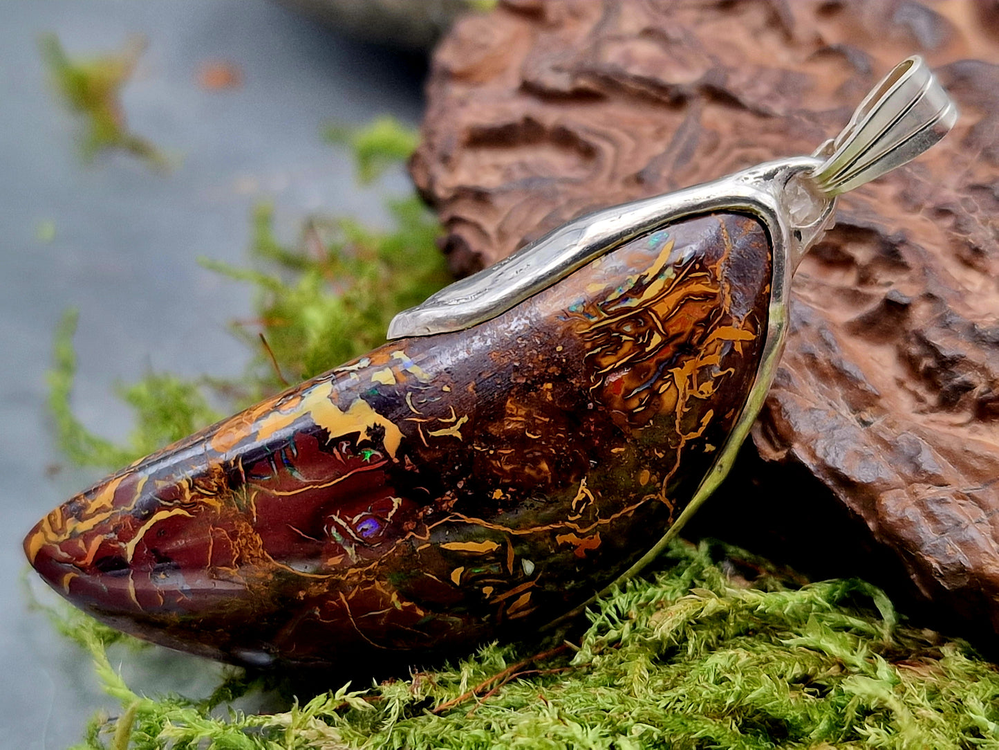 Boulder Opal Anhänger in fließendem Halbrahmen aus 925er Silber, Picture Stone mit herrlichem Muster und partiellem Opalfeuer, Unisex, Unikat, Handarbeit