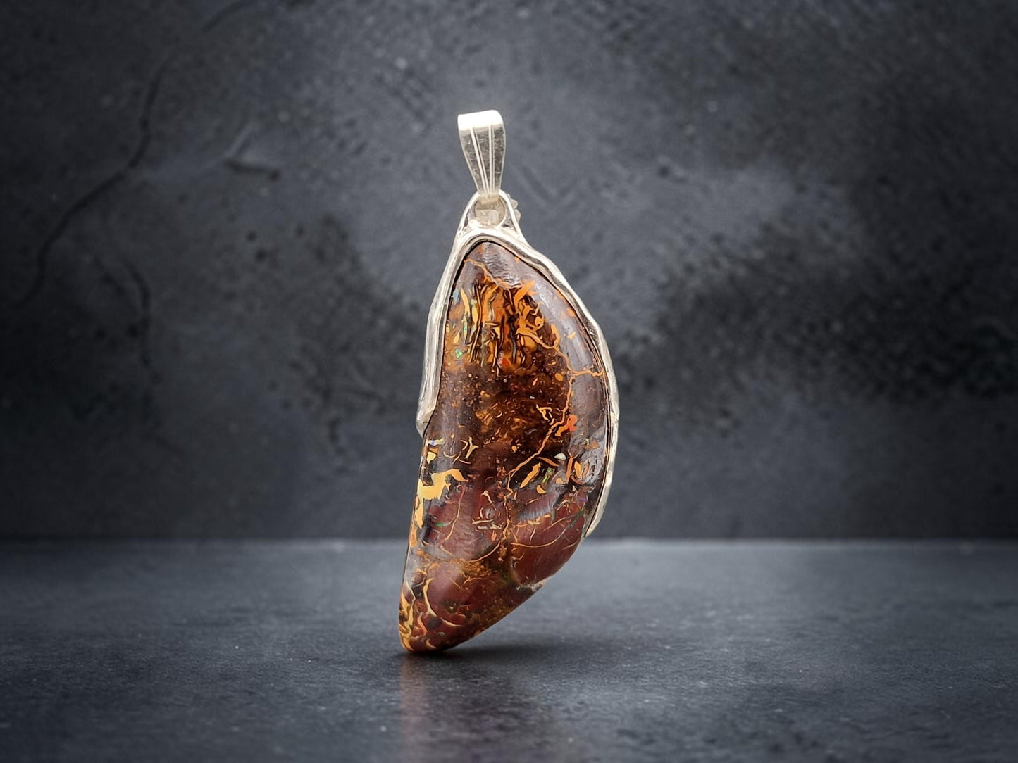 Boulder Opal Anhänger in fließendem Halbrahmen aus 925er Silber, Picture Stone mit herrlichem Muster und partiellem Opalfeuer, Unisex, Unikat, Handarbeit