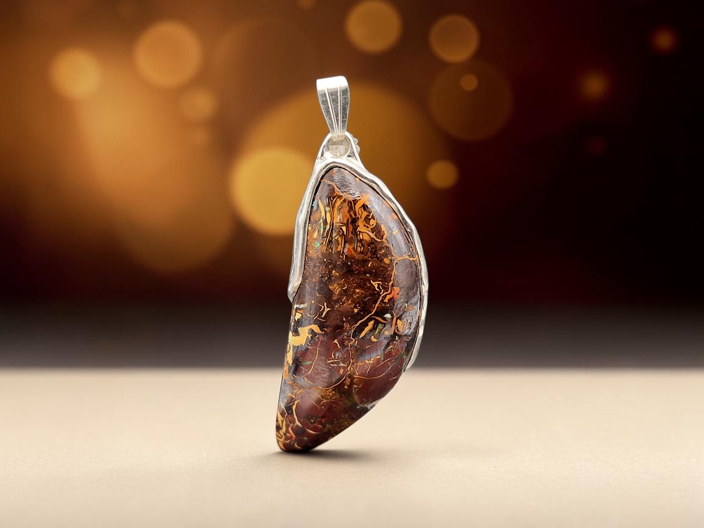 Boulder Opal Anhänger in fließendem Halbrahmen aus 925er Silber, Picture Stone mit herrlichem Muster und partiellem Opalfeuer, Unisex, Unikat, Handarbeit