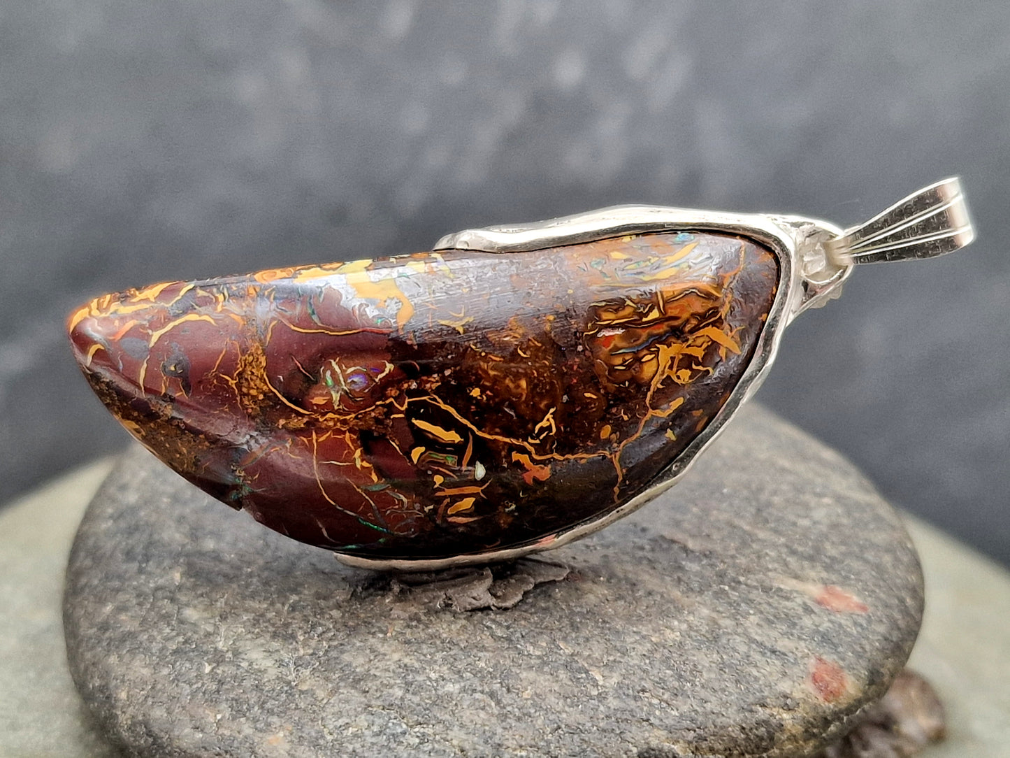 Boulder Opal Anhänger in fließendem Halbrahmen aus 925er Silber, Picture Stone mit herrlichem Muster und partiellem Opalfeuer, Unisex, Unikat, Handarbeit