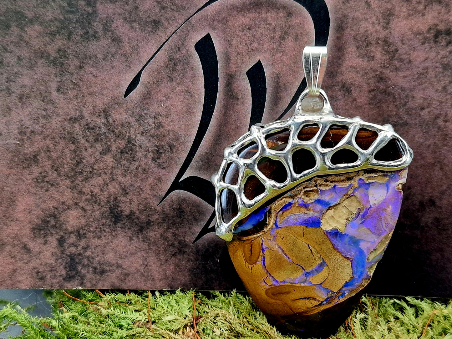 Design Anhänger mit Boulder Opal aus 925er Silber, Netz- Gitter Struktur, Opaladern mit blau-lila Opalfeuer, beidseitig, Unisex, Unikat, Handarbeit