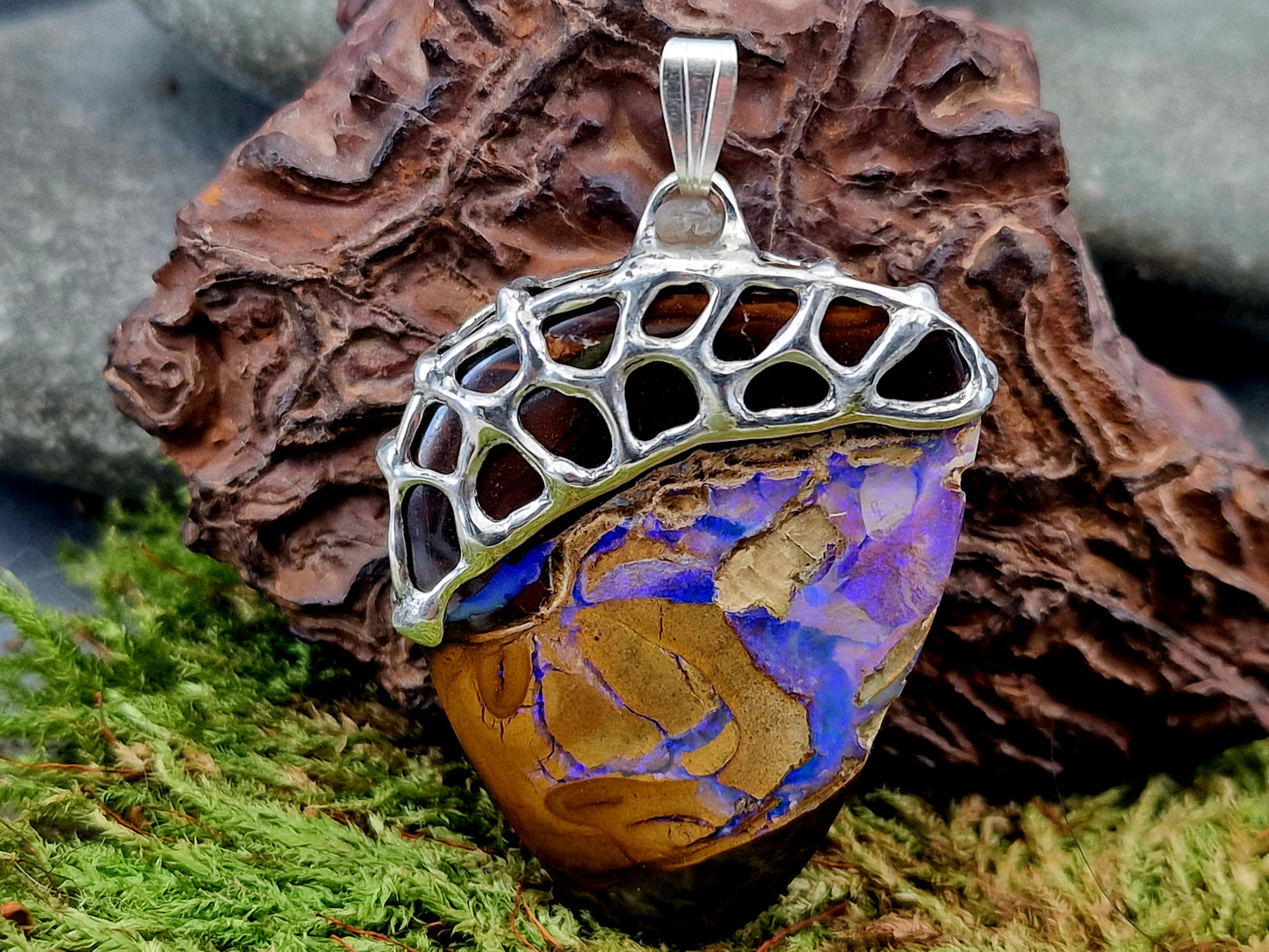 Design Anhänger mit Boulder Opal aus 925er Silber, Netz- Gitter Struktur, Opaladern mit blau-lila Opalfeuer, beidseitig, Unisex, Unikat, Handarbeit