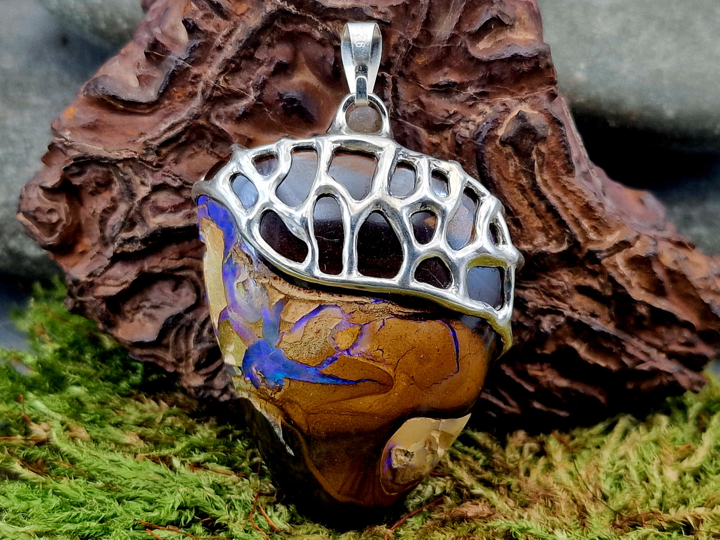 Design Anhänger mit Boulder Opal aus 925er Silber, Netz- Gitter Struktur, Opaladern mit blau-lila Opalfeuer, beidseitig, Unisex, Unikat, Handarbeit